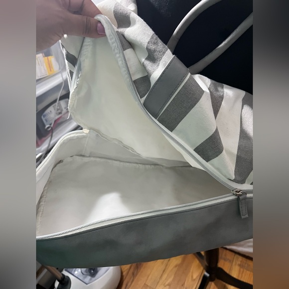 Ulta Striped Weekend Bag Gray White Spacious Travel Tote Lightweight carryall - Picture 5 of 7